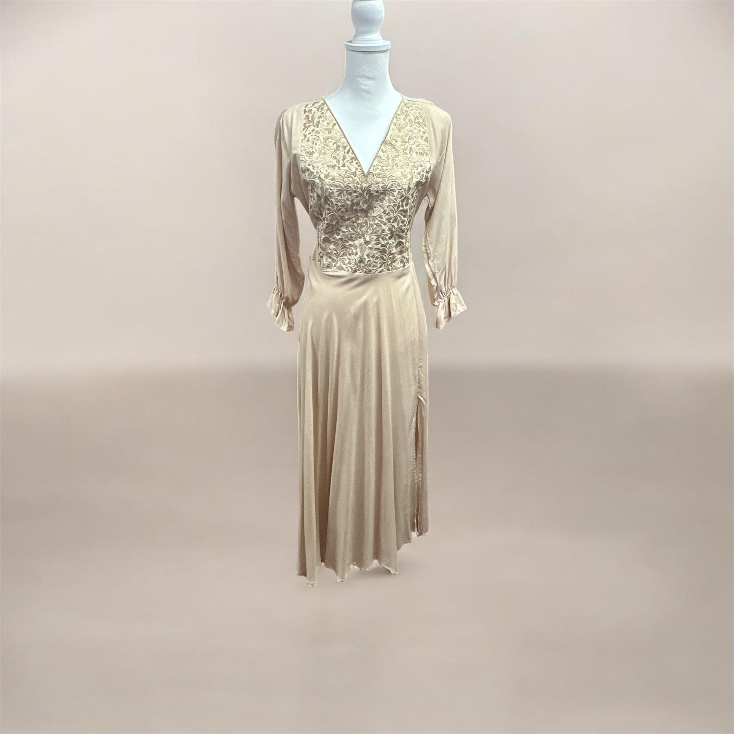 Vestido Elegante con Pechera Bordada de Flores / Elegant Mexican Floral Embroidered Dress