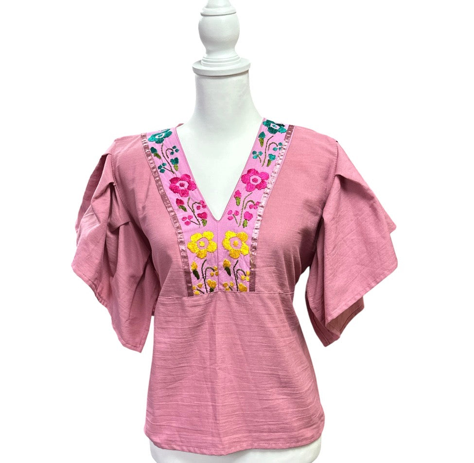Blusa Artesanal con bordado en el cuello.