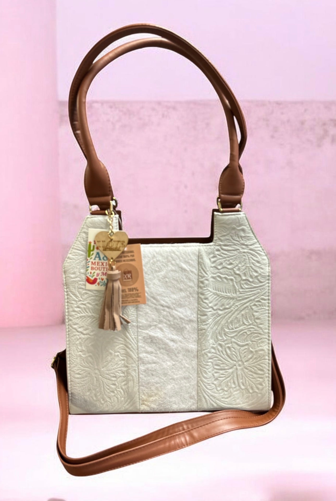 White Artisan Leather Bag with Natural Fur Accent / Bolsa Artesanal de Piel Blanca con Acento de Pelo Natural