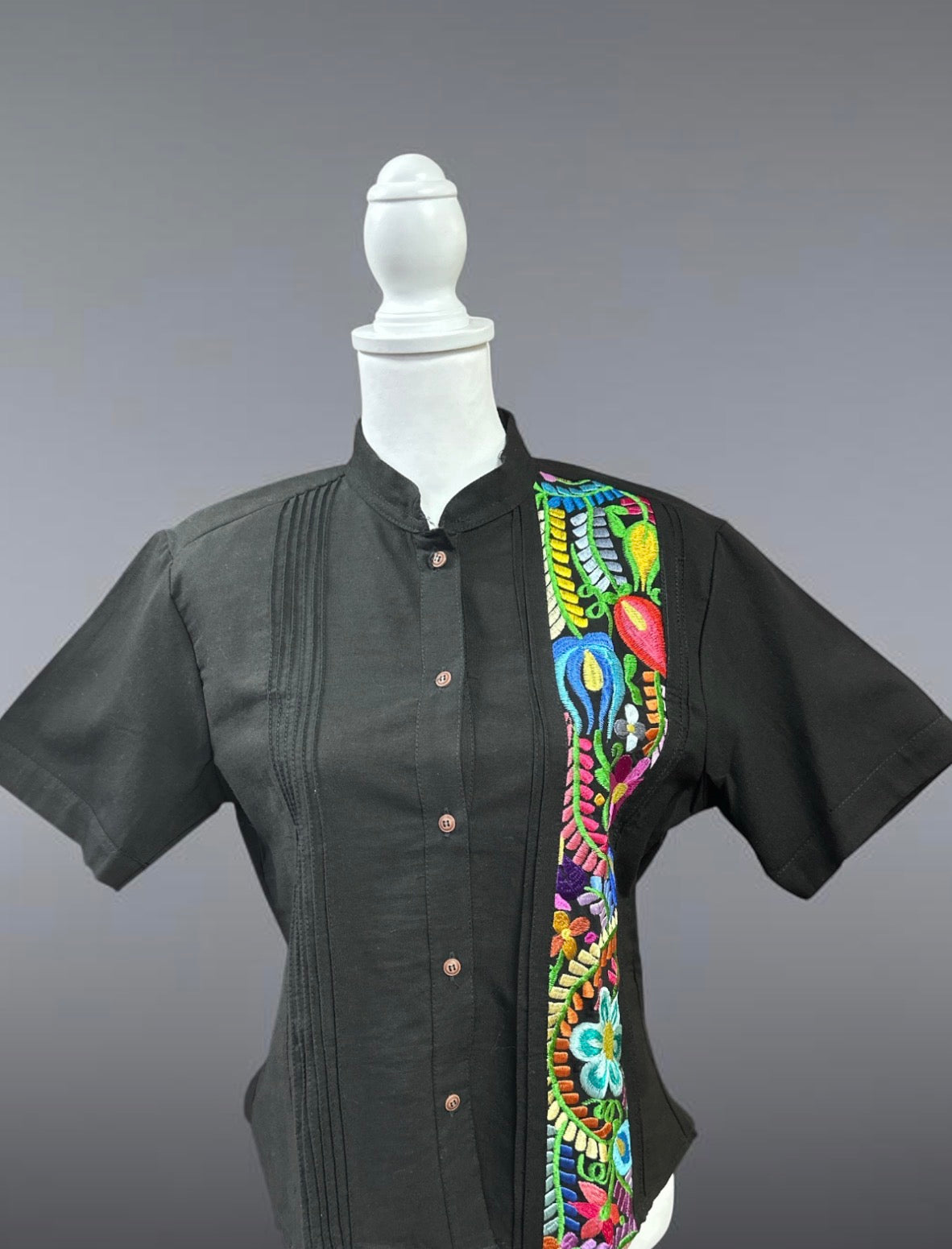 Women's Embroidered Guayabera Blouse – Red / Guayabera Bordada de Dama – Rojo