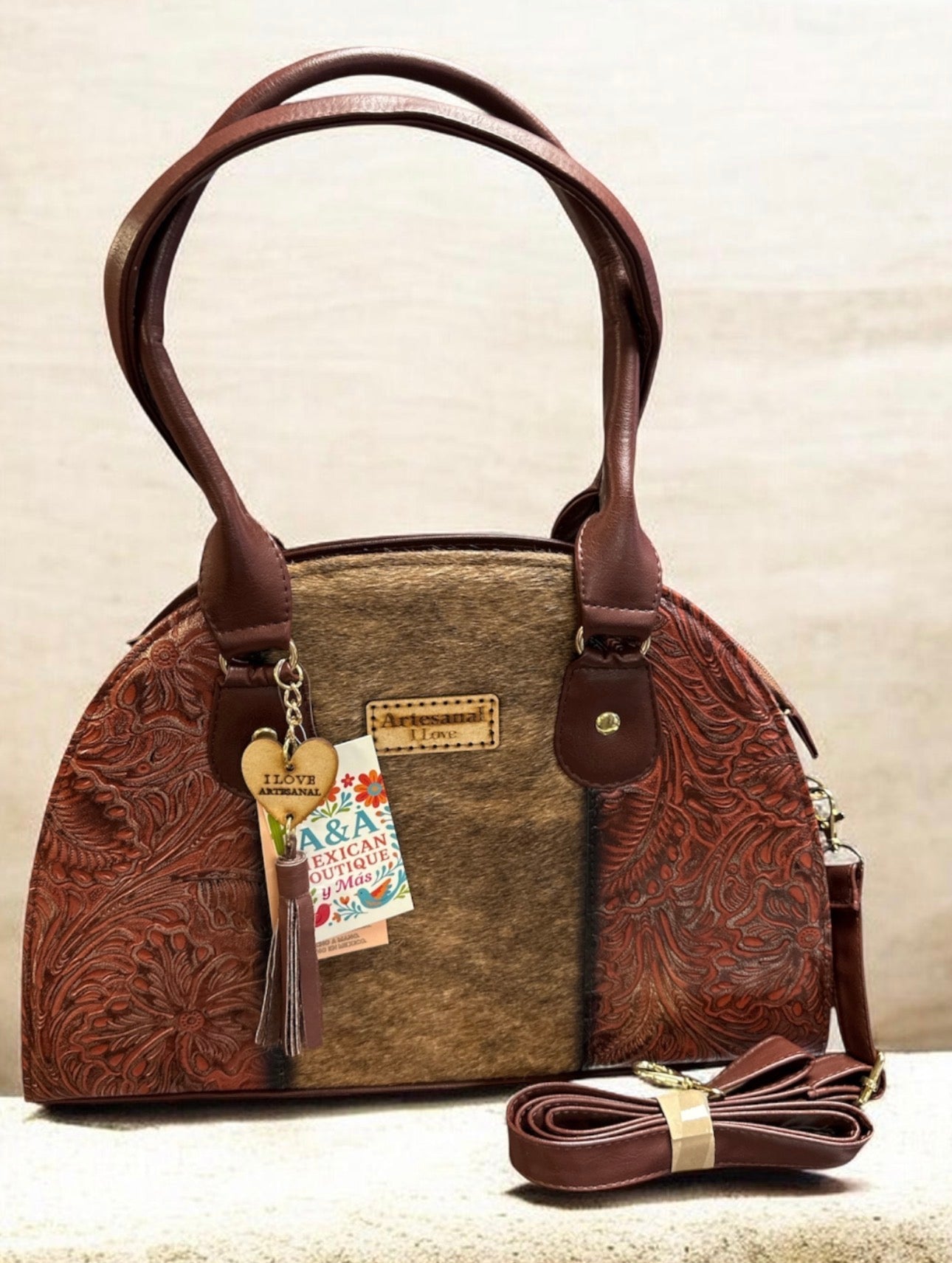 Bolsa Artesanal de Piel con Tallado Floral y Pelo Natural / Floral Tooled Leather Bag with Hair-on-Hide
