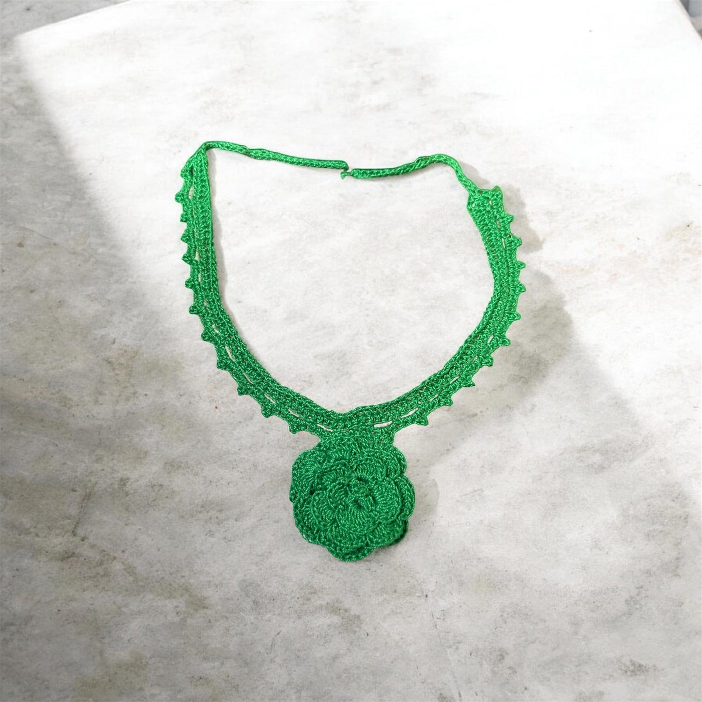Collar de Crochet Artesanal con flor / Handmade Crochet Flower Necklace