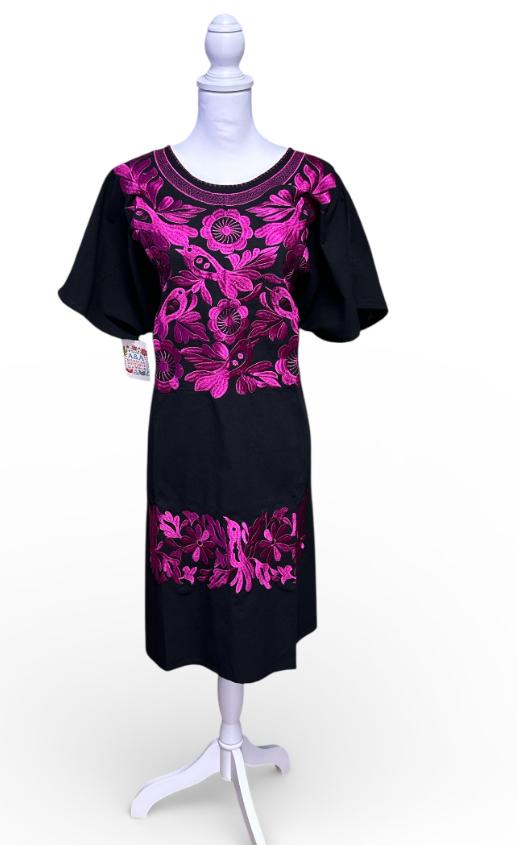 Vestido Bordado con Colibríes y Flores en Negro y Fucsia