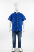 Camisa azul rey en maniquí con mezclilla