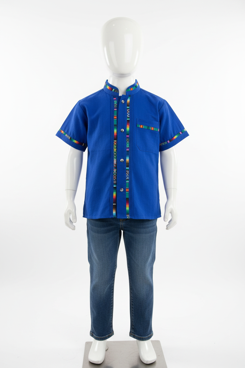 Camisa azul rey en maniquí con mezclilla