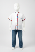 Camisa blanca en maniquí con mezclilla