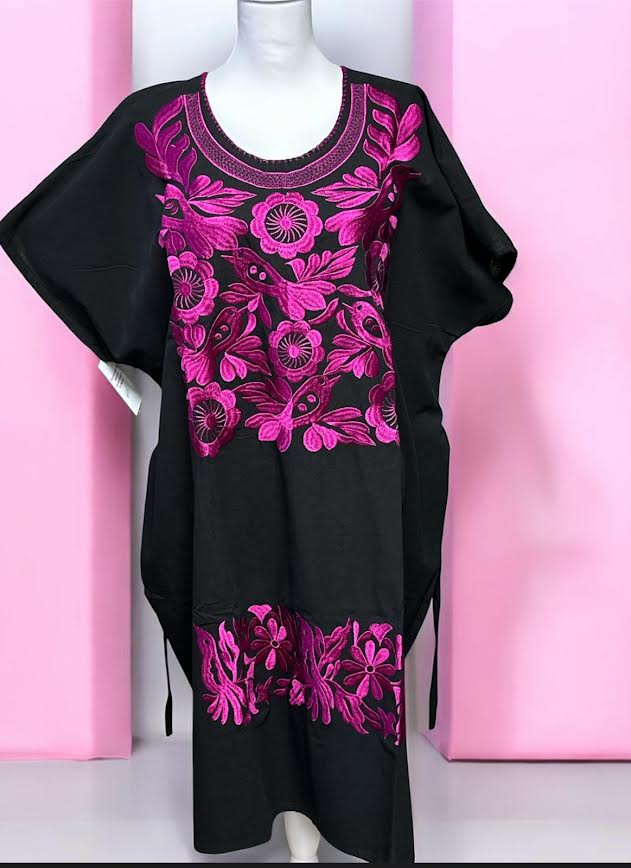 Vestido Bordado con Colibríes y Flores en Negro y Fucsia