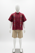Guayabera guinda en maniquí de niño