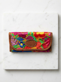 Cartera Bordada - AI lifestyle photo