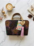 Bolsa Artesanal de Piel con Tirante - AI lifestyle photo