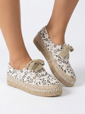 Alpargatas Altas Blancas Floral - AI lifestyle photo