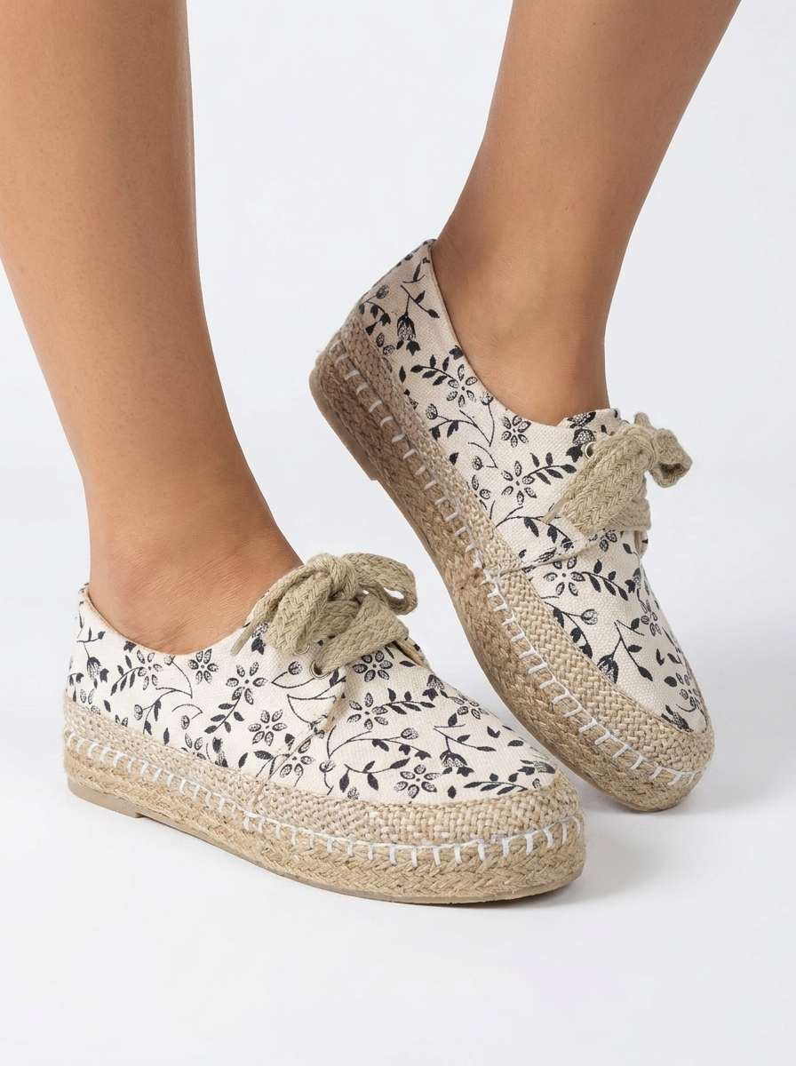 Alpargatas Altas Blancas Floral - AI lifestyle photo