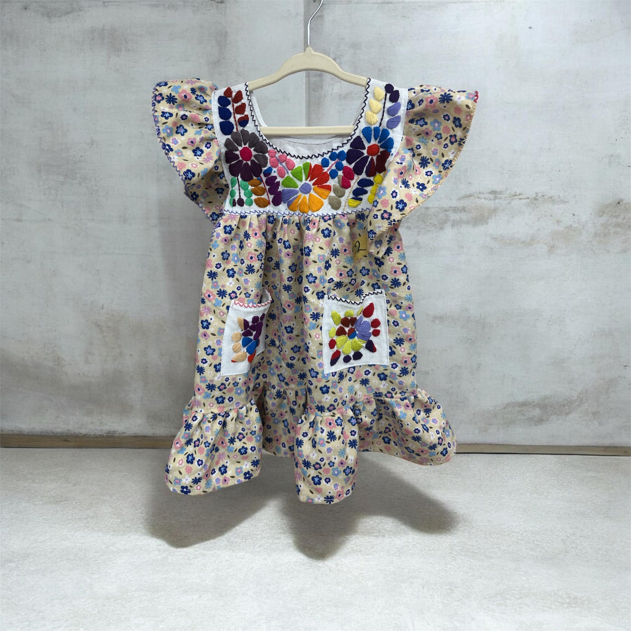 Vestido Artesanal Niña Floral con Bordado Mexicano / Girls' Handcrafted Floral Dress with Mexican Embroidery